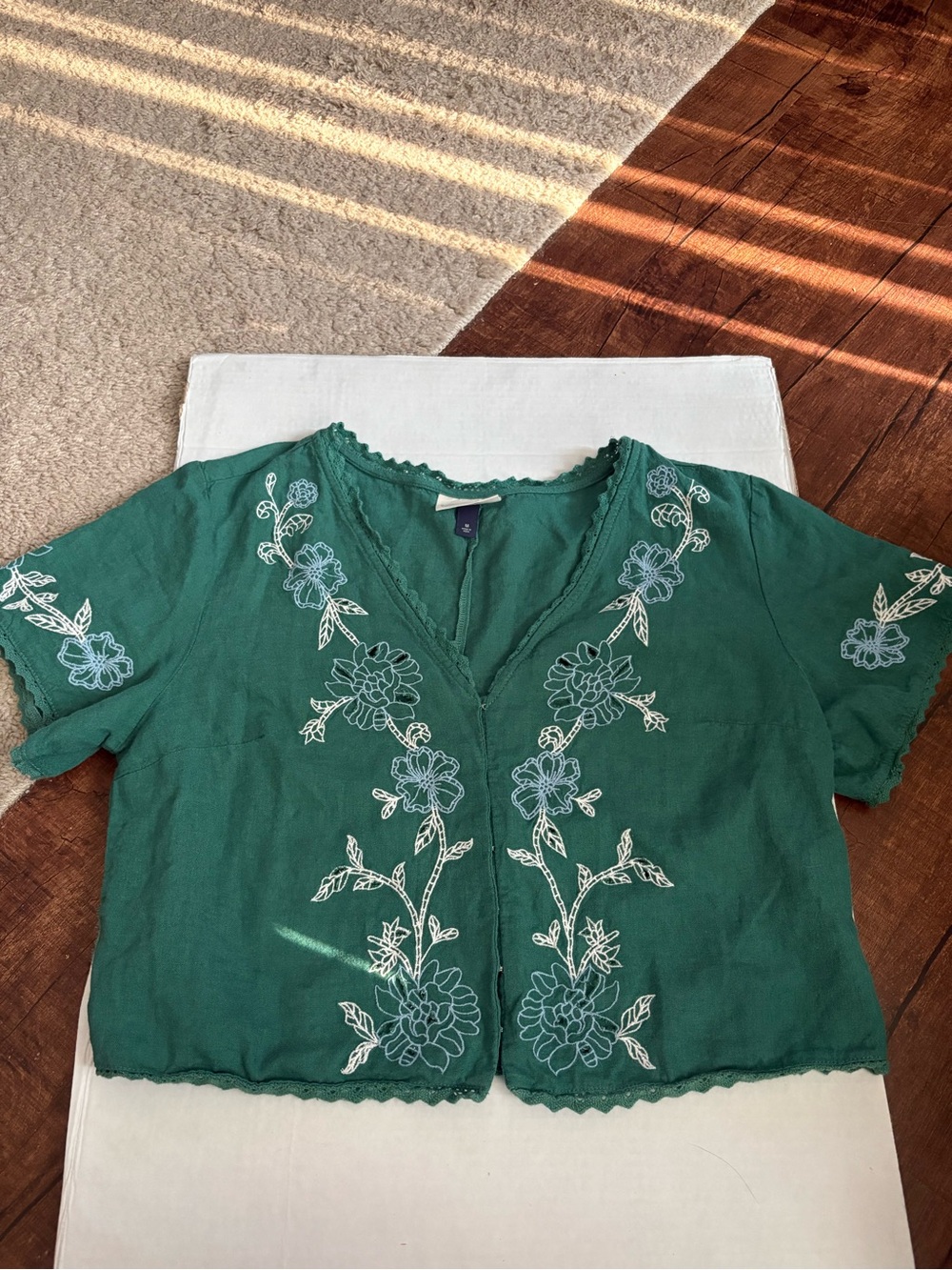 Universal Thread Women's Sz M Linen blend Short Sleeve Cutwork V-Neck Top green - Picture 3 of 9